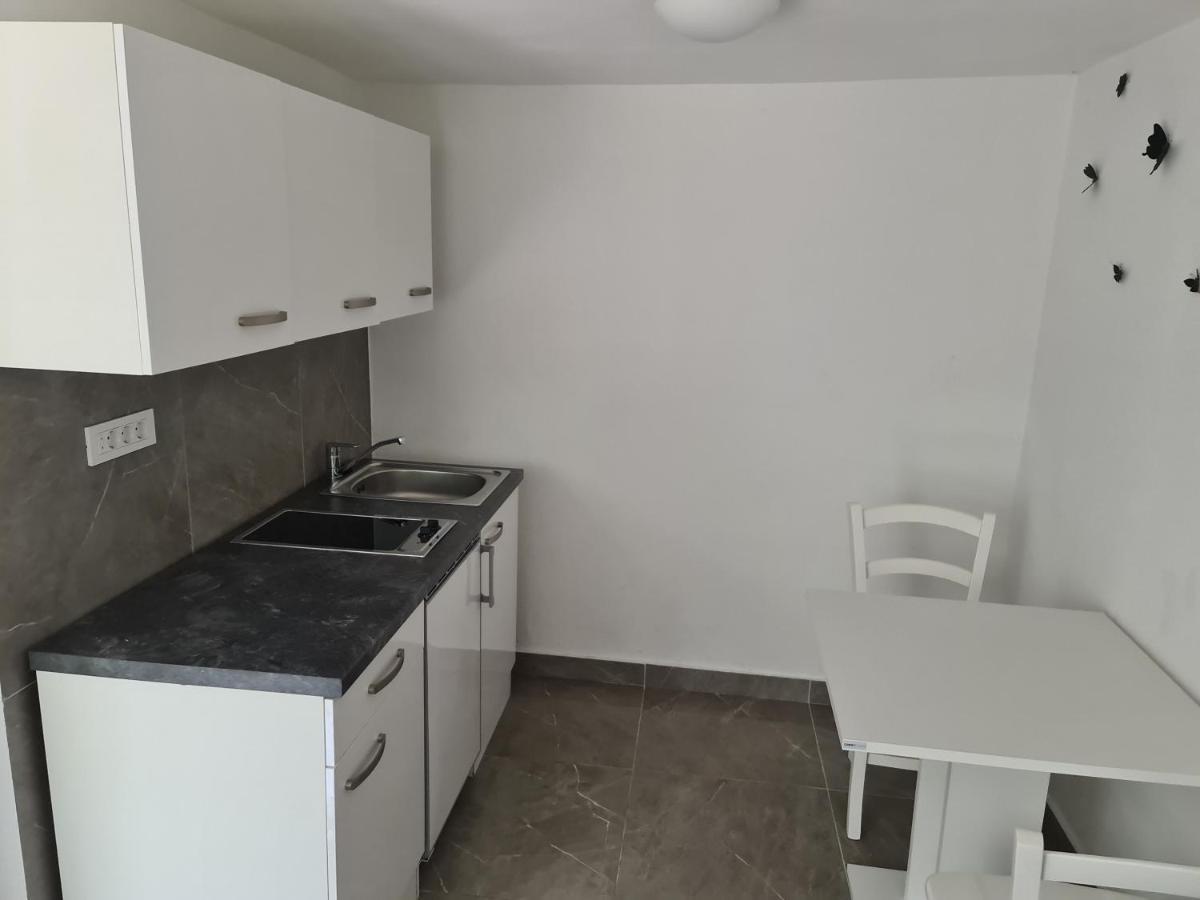 Marton Apartment Кърк Екстериор снимка