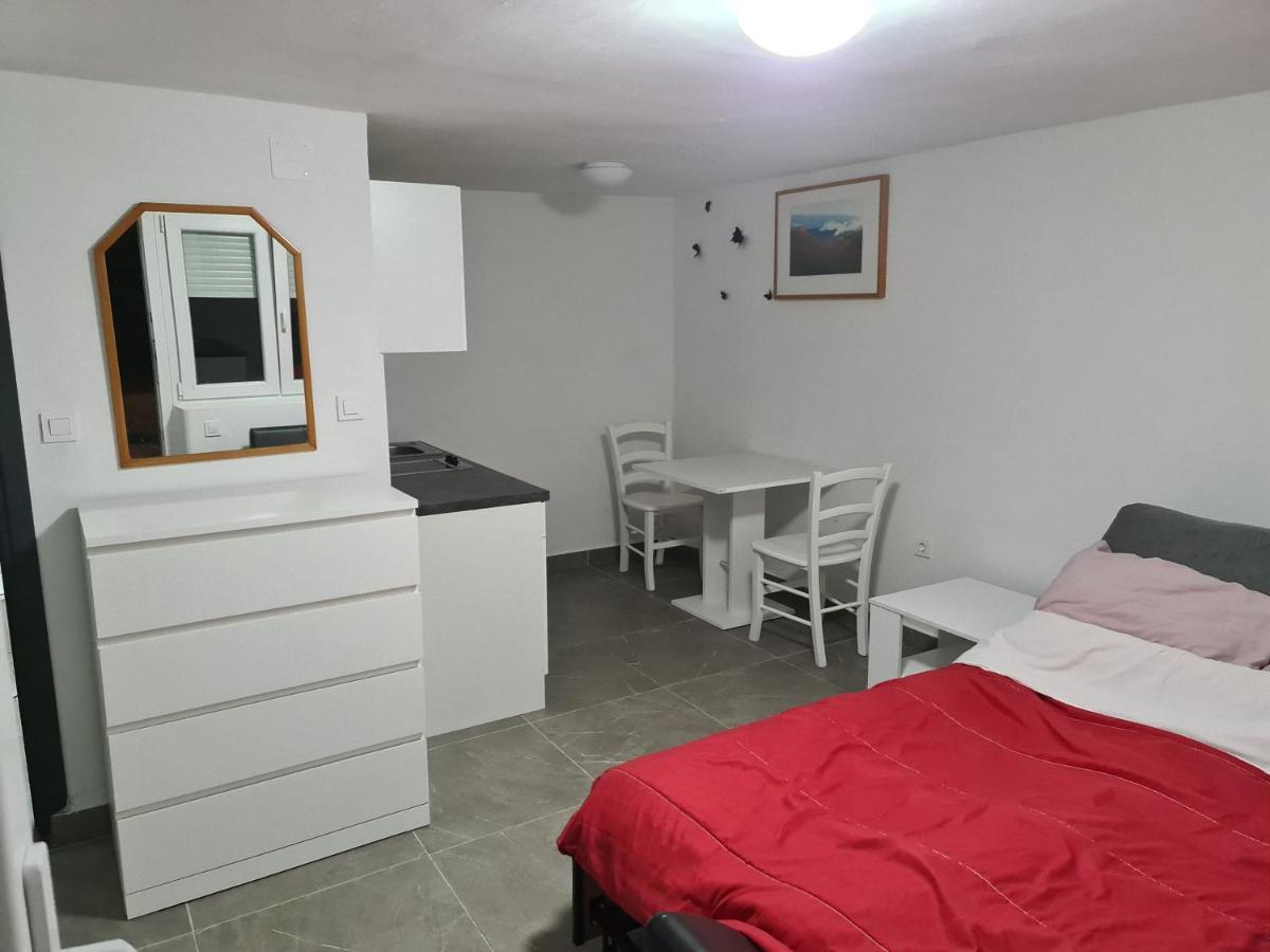 Marton Apartment Кърк Екстериор снимка